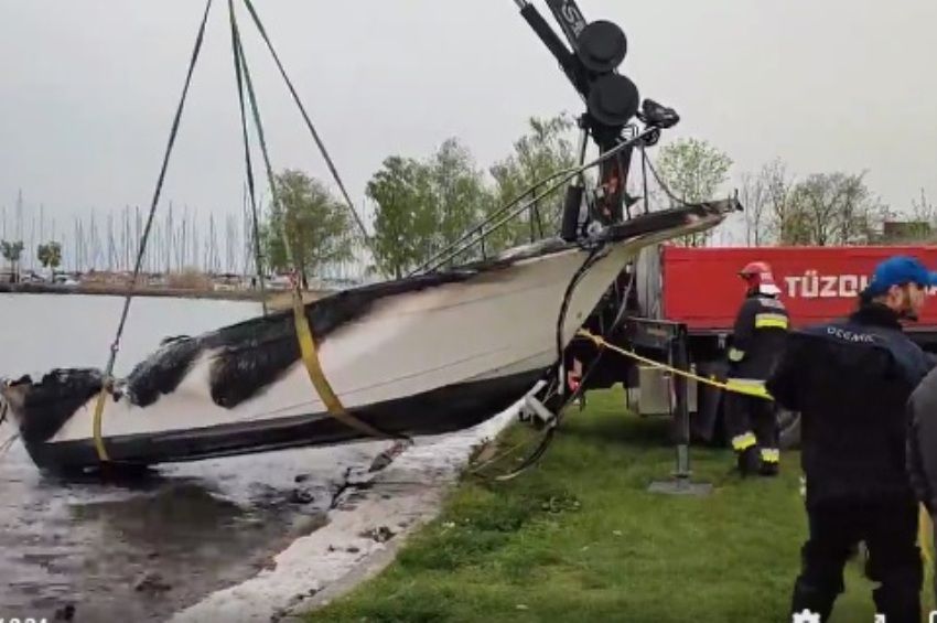Teljesen kiégett egy benzinmotoros kishajó a Balatonon – videókkal