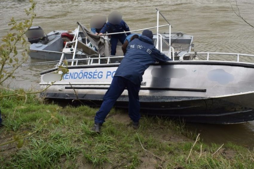 A Tiszába borult a horgászt igazoltató rendőrök hajója