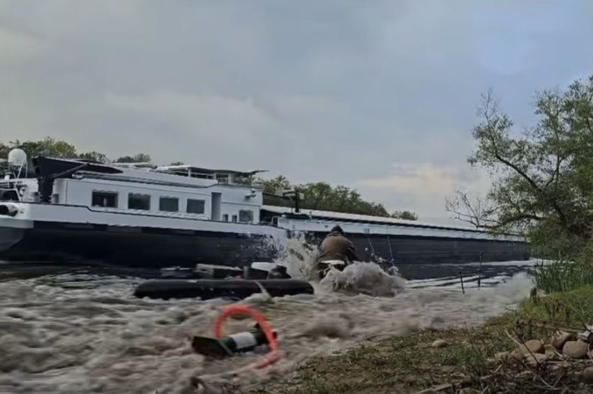 Videó: az összes horgászcuccot bedarálta a hatalmas uszály 