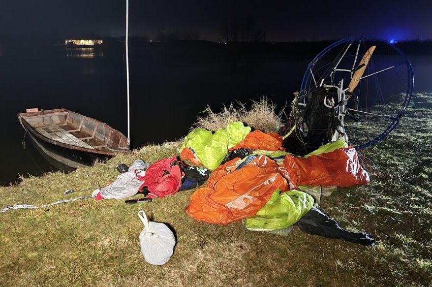 Egy horgász mentette meg a tóba zuhant siklóernyős életét