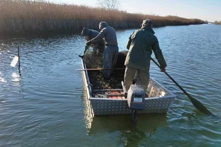 Fittyet hánynak a törpehalászat miatti tiltásra a Nagykunsági-főcsatorna horgászai