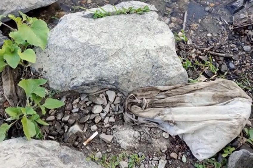 Emberi hamvakkal teli zsákokat találtak a szolnoki Tisza-parton – videóval
