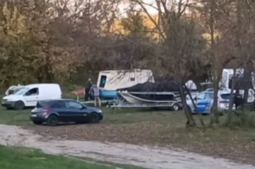 Holtan találtak két férfit egy lakócsónakban a Hármas-Körösön – videóval 