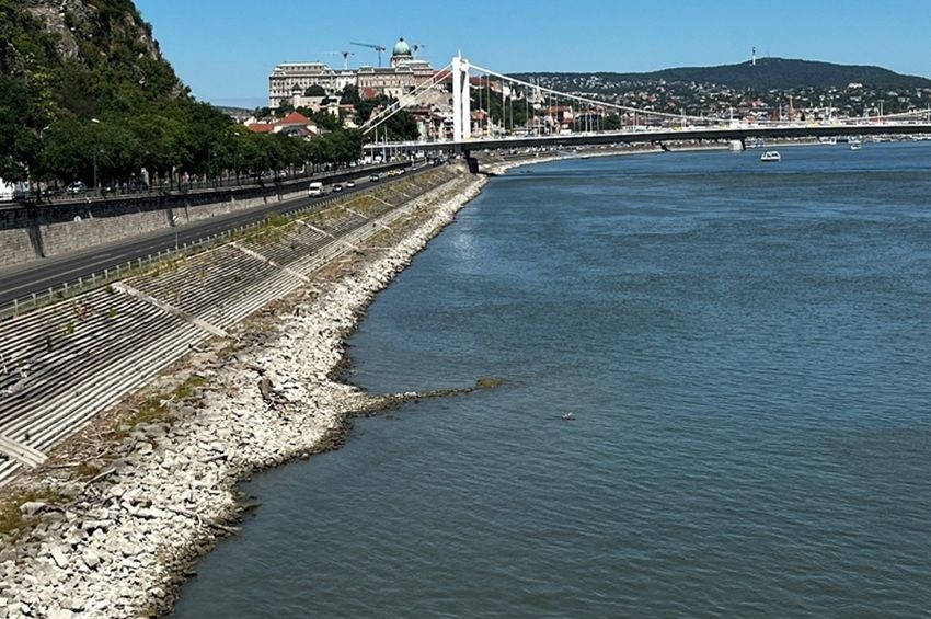 Előbukkant a Dunából az Ínség-szikla a Gellért-hegy lábánál