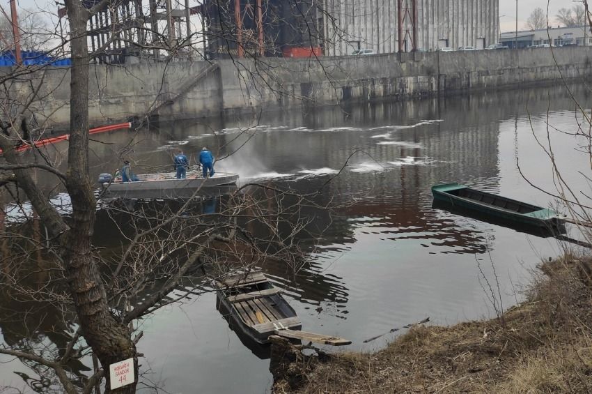 Olajszennyezés történt a győri Iparcsatornán, harmadfokú a készültség – fotókkal