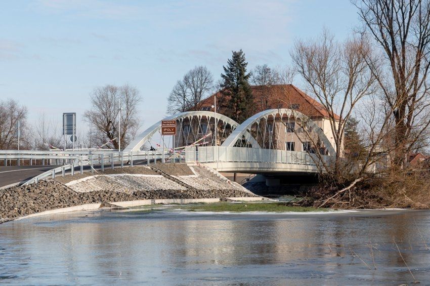 Már kettő hidat lezártak Nógrádban az Ipoly áradása miatt