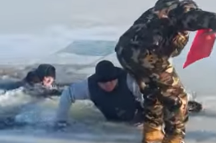 Beszakadt a jég a lékvágók alatt Kiskunhalason – videóval