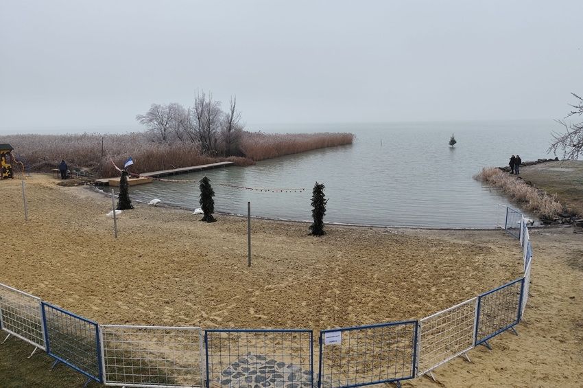 Karácsonyfát állítanak a Balatonba