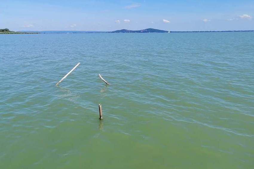 Életveszélyesek a horgászok által Balatonban hagyott karók