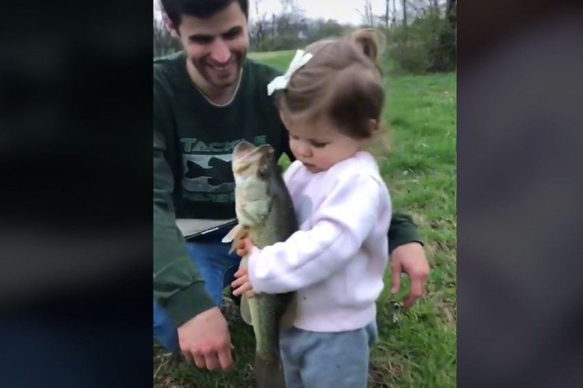 Megőrül az internet a kislányért, aki magához ölel egy halat