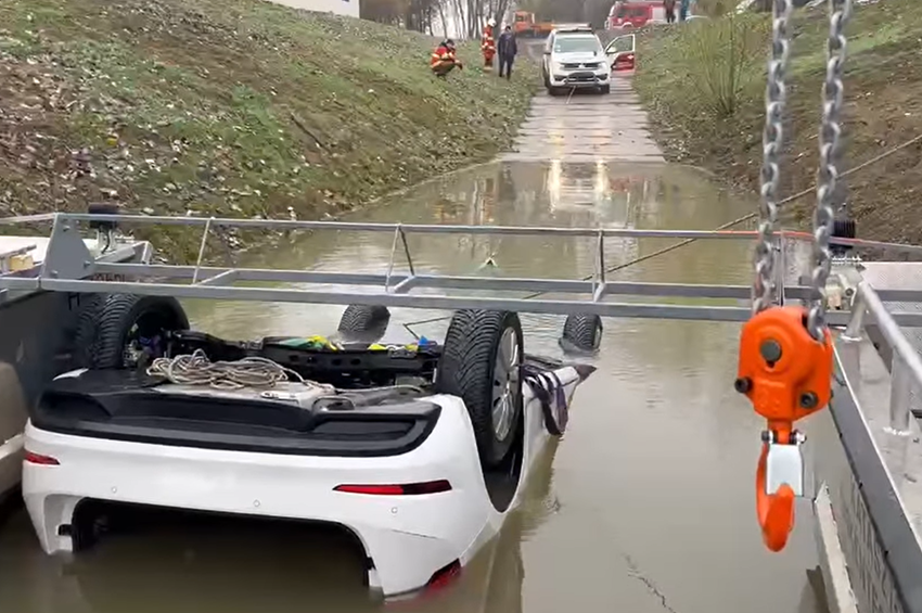 Másfél hét után sikerült kiemelni a Tiszába esett autót Algyőnél – fotókkal, videókkal