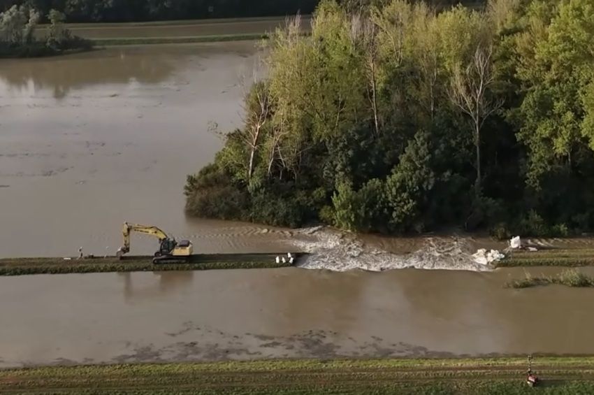 Videó: így ömlik a víz a Lajta-szükségtározóba