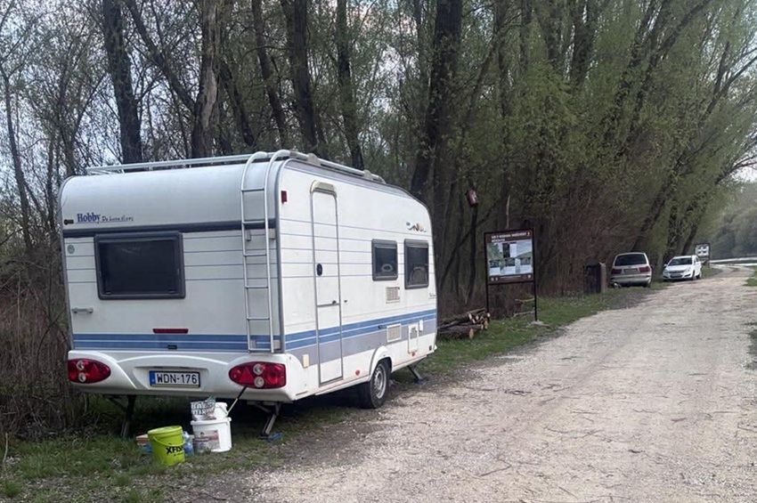 Lakókocsival és sátorral foglalták el szabálytalanul a partot a Solti Kis-Dunán