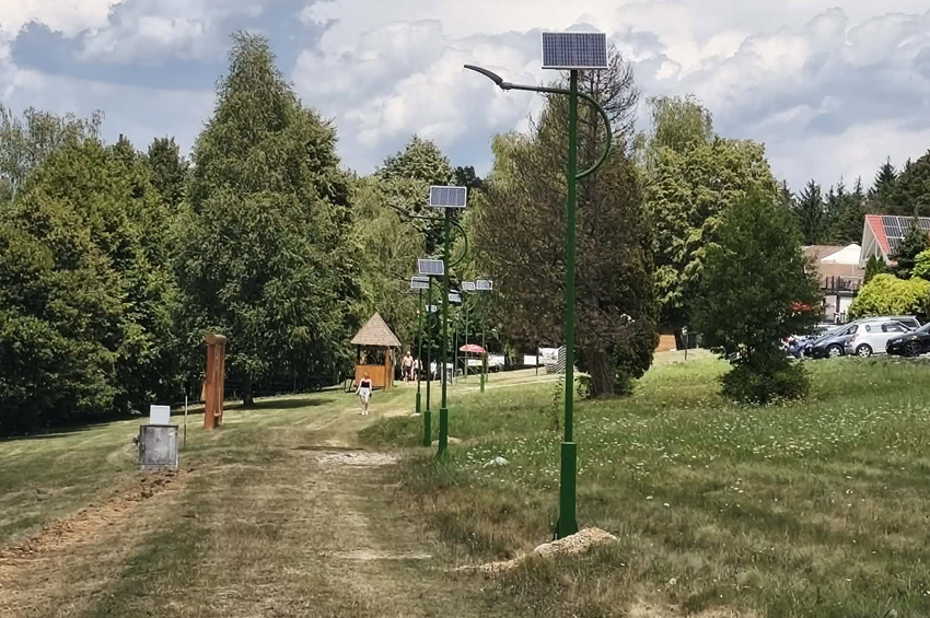Fűnyírótraktor és napelemes lámpák érkeztek a zalalövői Borostyán-tóhoz – fotókkal