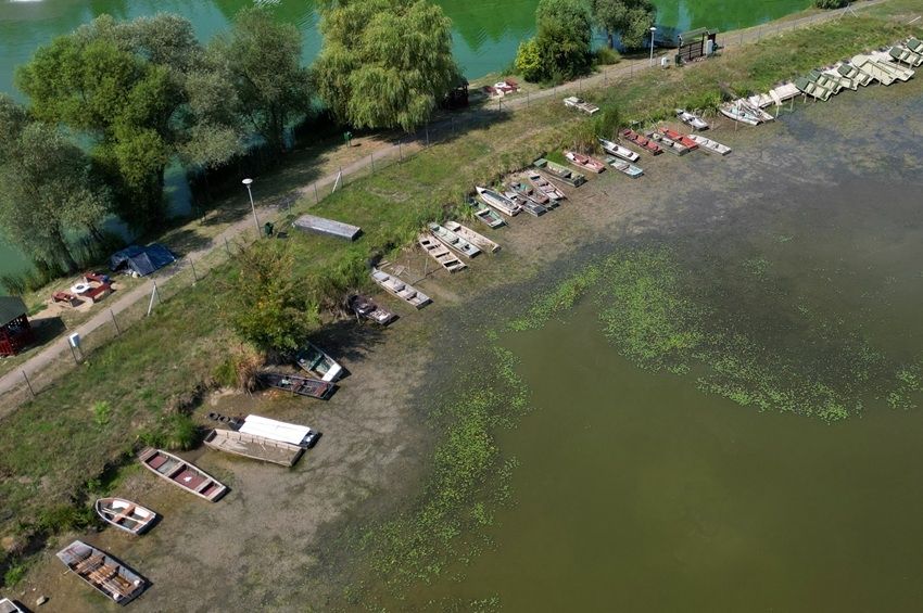 Betiltották a csónakos horgászatot Maconkán, mészkőporos kezelést végeznek