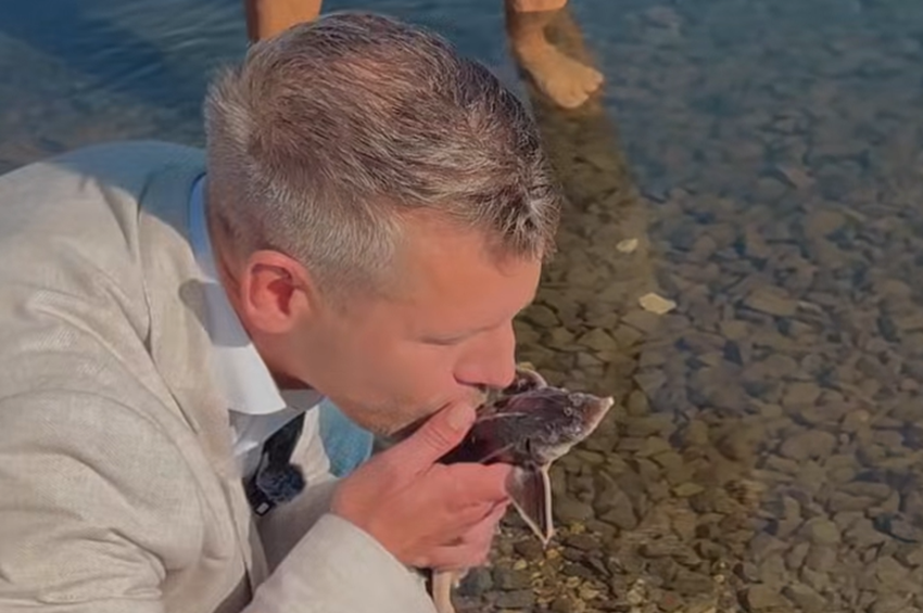 Magyar Péter kecsegét puszilt Szolnokon, a Mohosz „élhető és jó” Magyarországot alkotna – videóval