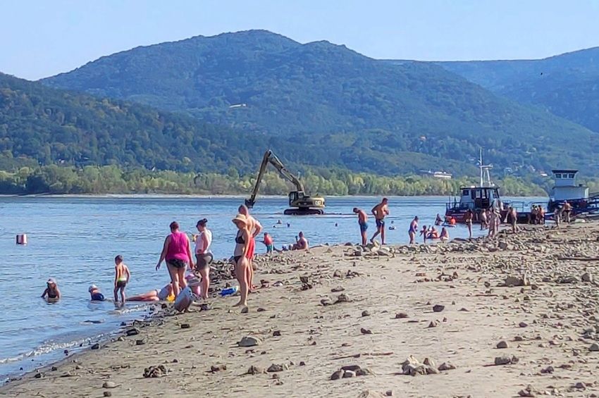 Markológéppel mélyítik a Duna medrét Nagymarosnál, a fürdőzők mellett dolgoznak – fotókkal, videóval 