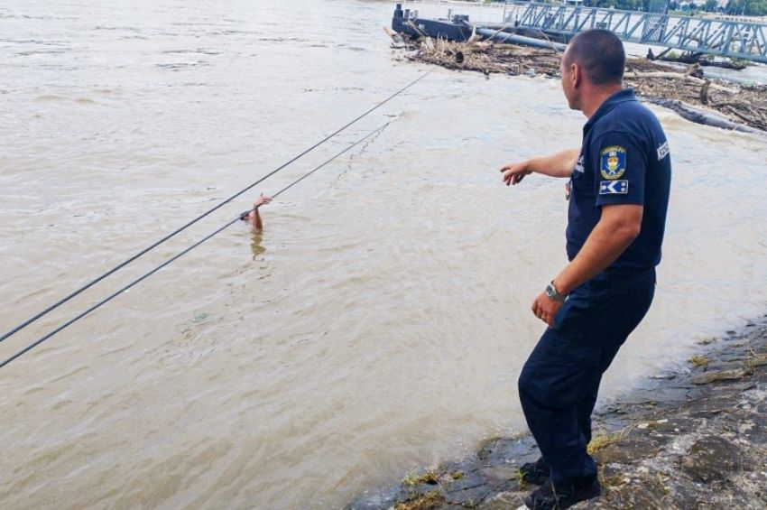 Tíz kilométert sodródott egy férfi a Dunában, végül hős rendőrök mentették ki – fotókkal