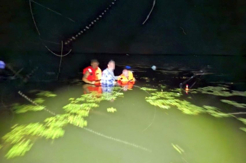 Csónakkal elsüllyedt idős horgászokat mentettek ki a Tisza-tóból 