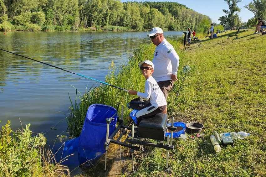 Horgász négytusát szerveztek fiataloknak a Mosoni-Dunán