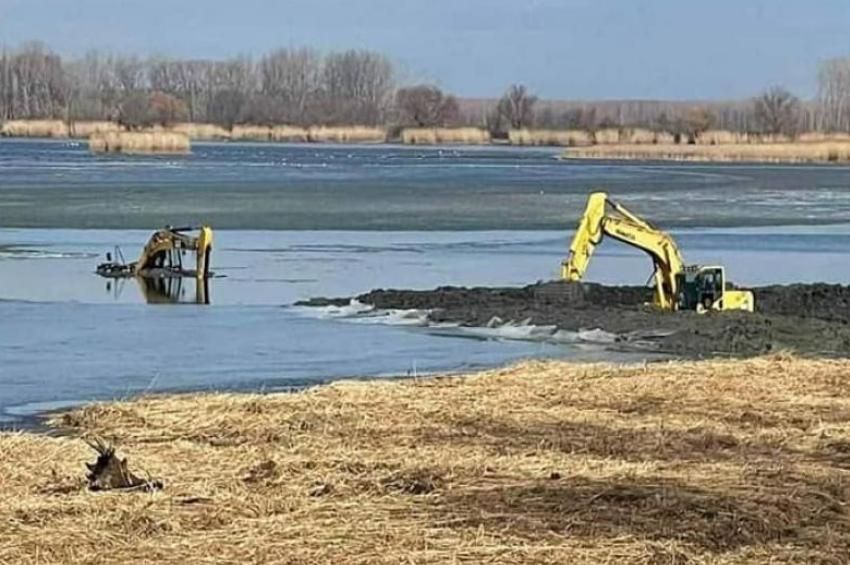 Az Úszófalu munkagépe ragadt a Tisza-tóba, olaj nem folyt a vízbe