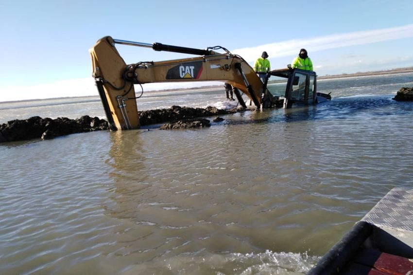 Két munkagép süllyedt a Tisza-tóba