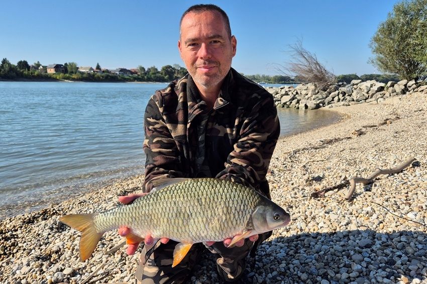 Kihajlott a horog a hatalmas leánykoncér szájában