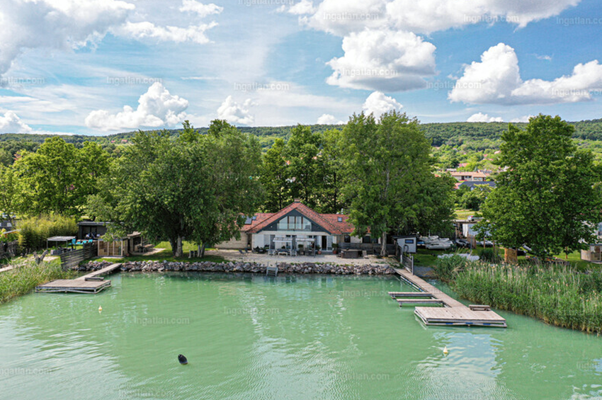 Közel ötmilliárd forintért árulnak egy luxus horgásztanyát a Balatonnál – fotókkal 