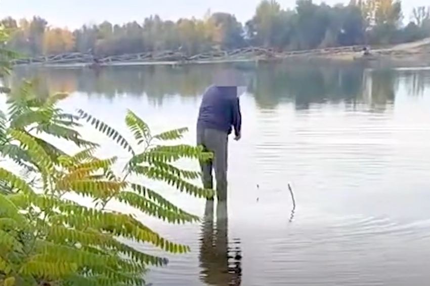 Fenékhorgos orvhalászt fogott a szolgálaton kívüli rendőr Sajópetriben – videóval 