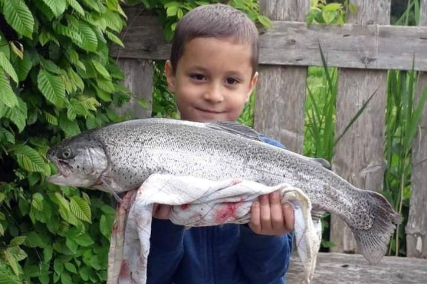 Csak hatéves, de már a horgászat megszállottja