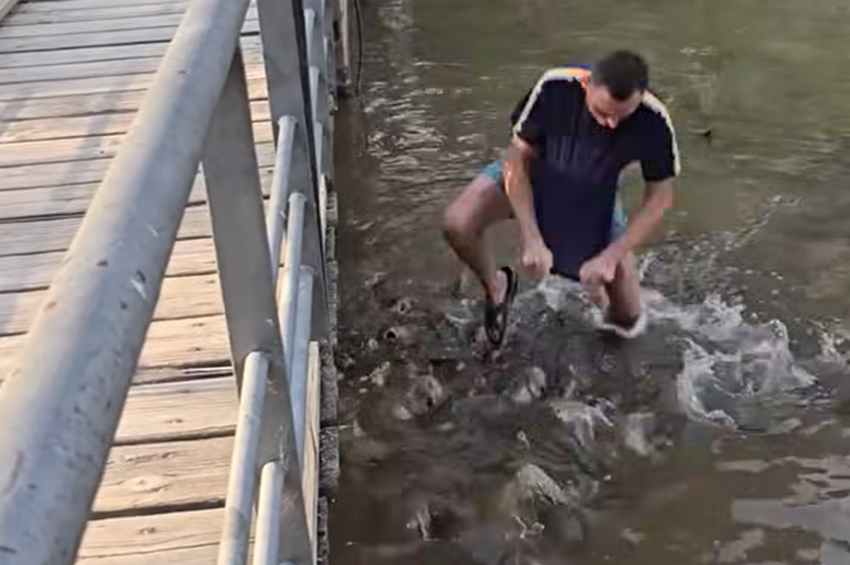 Videó: a pólójával fogott halat egy férfi