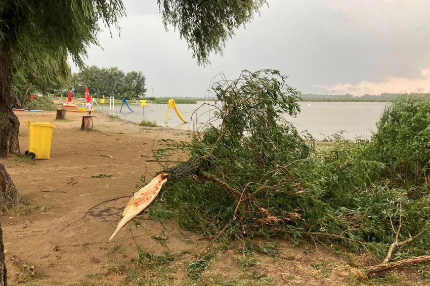 Videó, fotók: így csapott le a vihar a Tisza-tóra