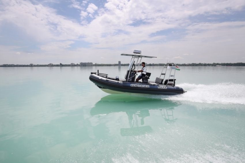 Rendőrök mentettek ki két horgászt a Balatonból
