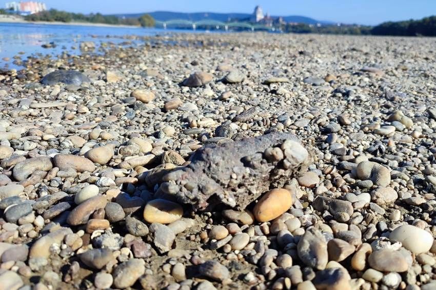 Robbanóeszköz bújt meg a kövek között a Duna esztergomi szakaszán – fotókkal 