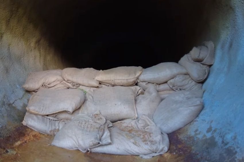 Homokzsákokkal torlaszolták el a Sajóba ömlő szennyezett víz útját – videóval