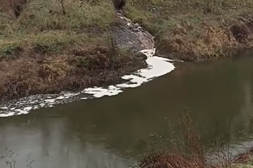 Több köbméternyi szennyvíz ömlött a Sió-csatornába – videóval 