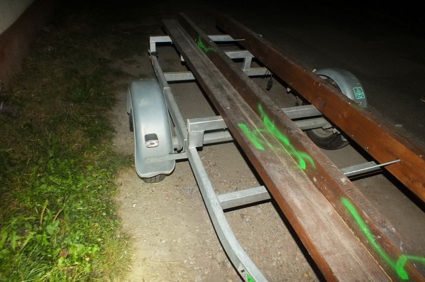 A Körösbe dobták az ellopott csónakszállító utánfutó leszerelt alkatrészeit 