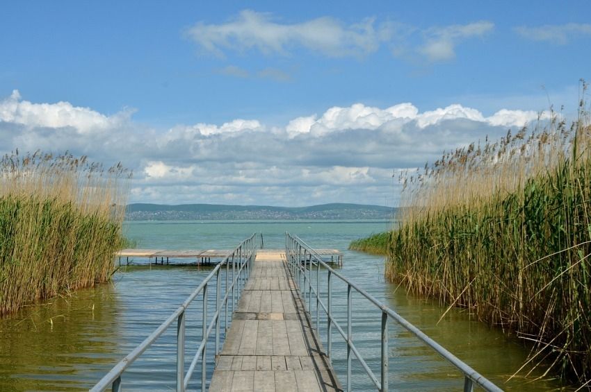 Balatonmáriafürdő és Balatonfenyves térségében már bontja a stégeket a vízügy