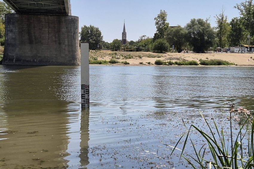 Kiegészítették a szegedi vízmércét a Tisza rekordközeli apadása miatt – fotókkal 
