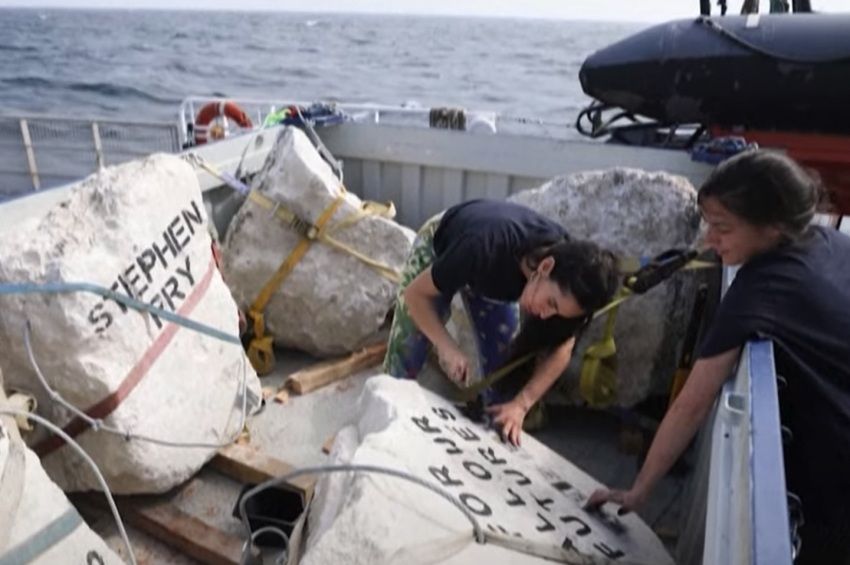 Hatalmas sziklákkal állítja meg a vonóhálós halászokat a Greenpeace – videókkal