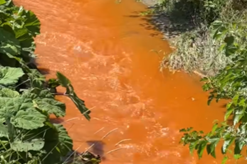 Vas-oxid színezhette narancssárgára a Szinva-patakot Miskolcon – fotókkal, videókkal