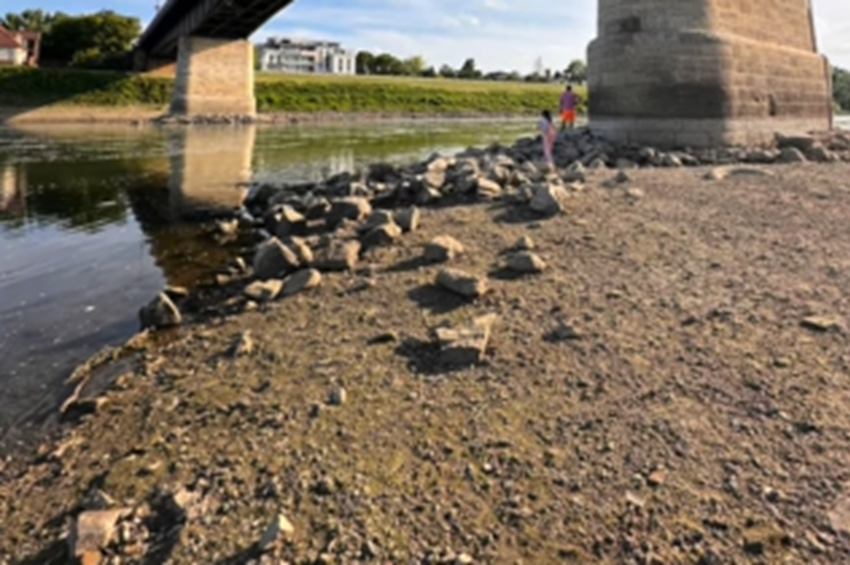 Történelmi mélypont felé közeledik a Tisza vízállása Szolnoknál – videóval 