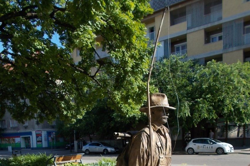 Meggörbült a szolnoki horgászszobor botja – videóval 