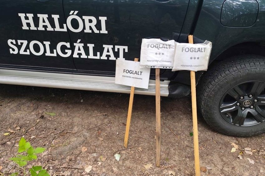 Begyűjtötték a „foglalt” feliratú táblákat az Alcsi-Holt-Tiszán