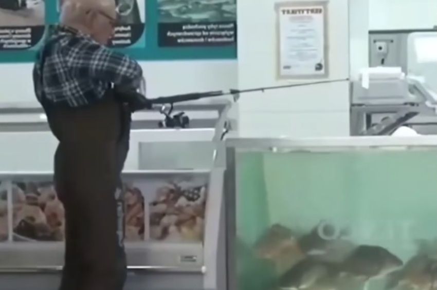 Videó: horgászbottal akarták kifogni a karácsonyi pontyot egy Tescóban