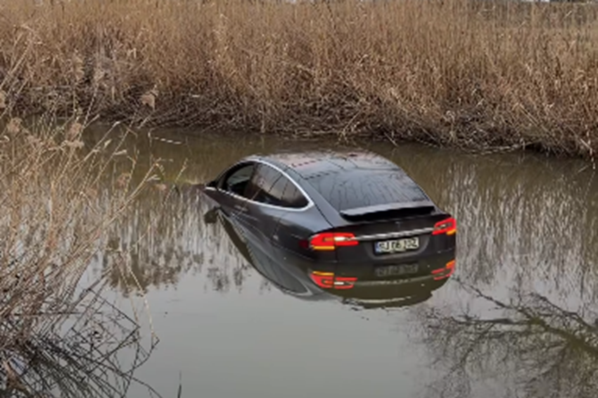Elmerült egy Tesla a Hortobágy-Berettyóban – videóval