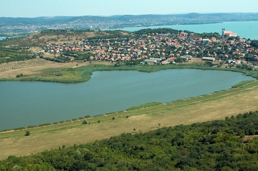 Pusztulnak a halak a tihanyi Belső-tóban, senki ne menjen a partra