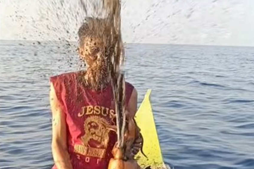 Videó: gusztustalan bosszút állt egy tintahal a horgászon