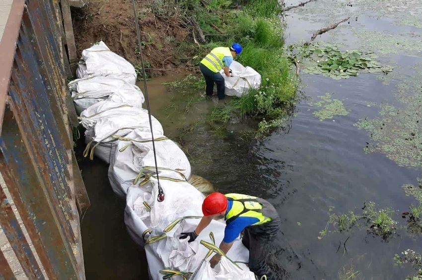 800 ezer köbméter vízzel próbálják megmenteni a Tiszaalpári Nagy-tó élővilágát – fotókkal 