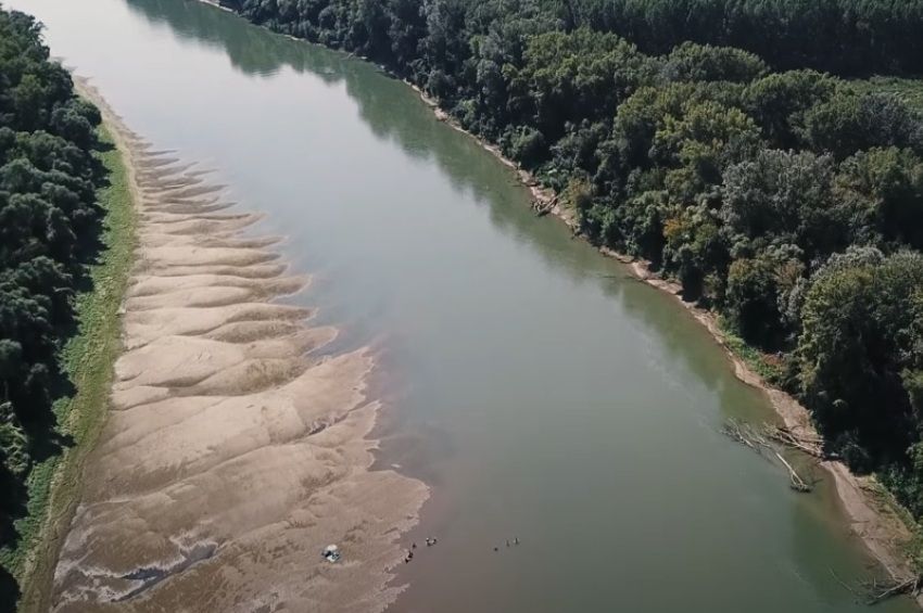 Drónvideó: homokpadok bukkantak elő a folyóból Tiszaroffnál